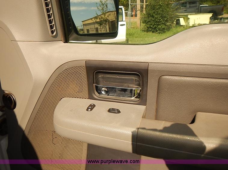 image for item E7812 2004 Ford F150 XLT SuperCrew pickup truck