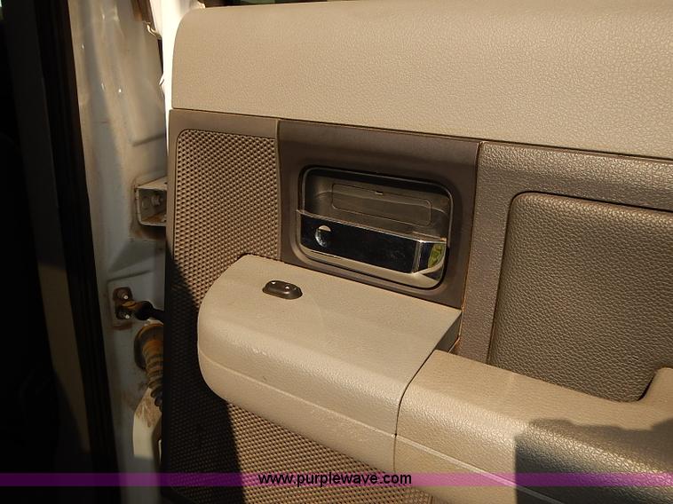 image for item E7812 2004 Ford F150 XLT SuperCrew pickup truck