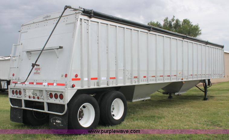 image for item AJ9380 1992 Corn Husker 800 grain hopper trailer