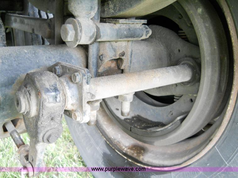 image for item AJ9380 1992 Corn Husker 800 grain hopper trailer