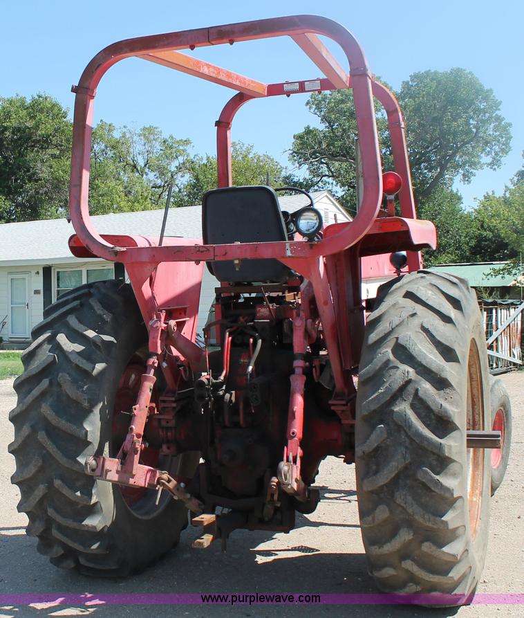 image for item E4292 1973 International 1466 tractor