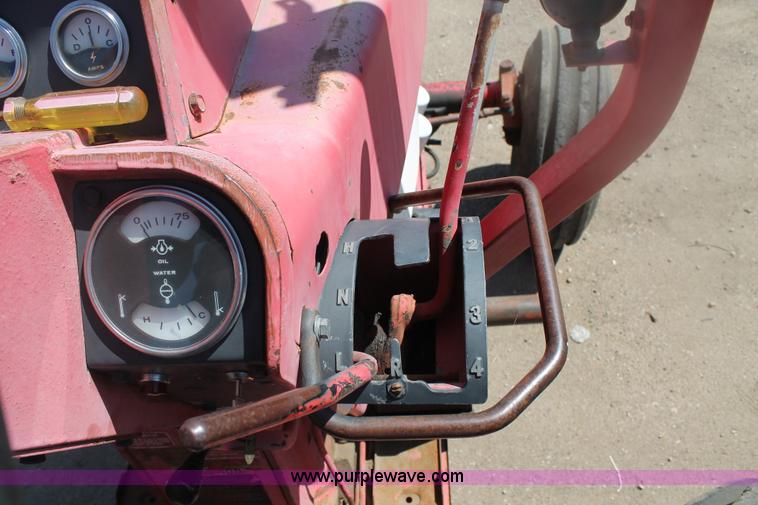 image for item E4292 1973 International 1466 tractor