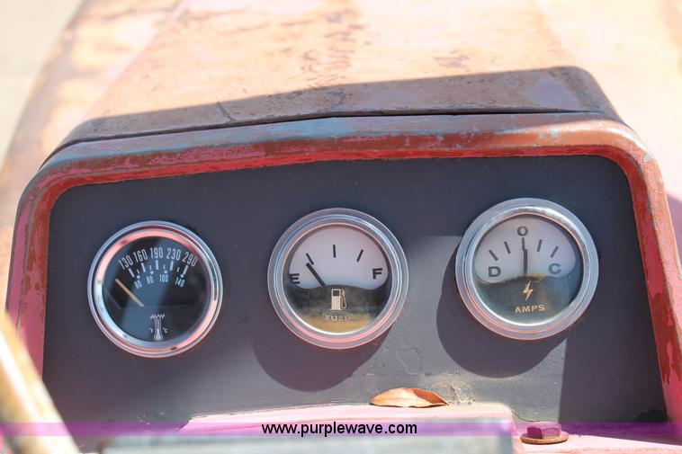 image for item E4292 1973 International 1466 tractor