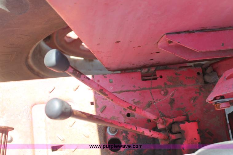 image for item E4292 1973 International 1466 tractor