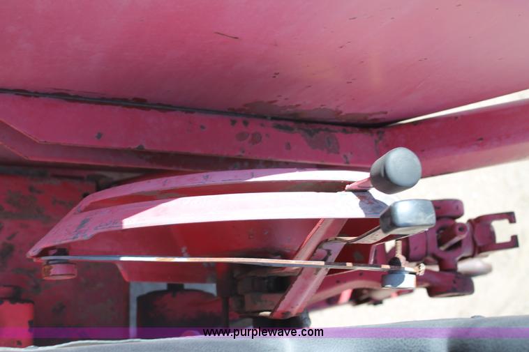 image for item E4292 1973 International 1466 tractor