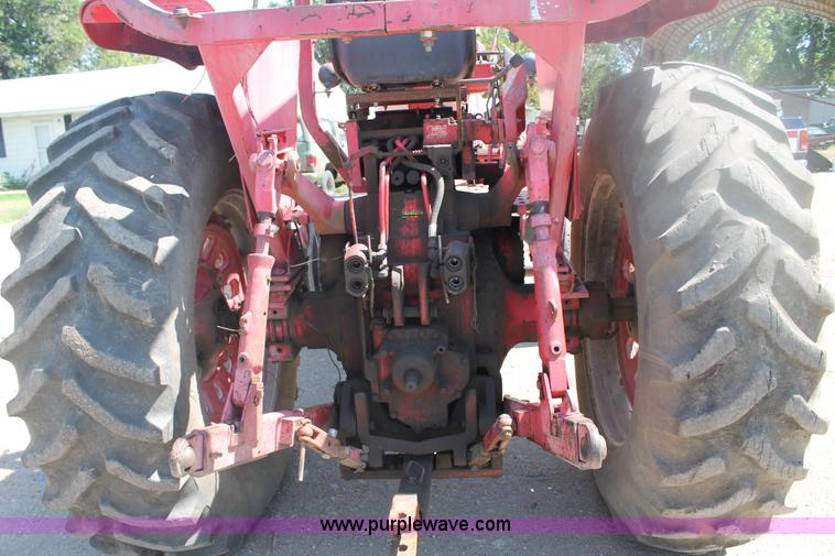 image for item E4292 1973 International 1466 tractor