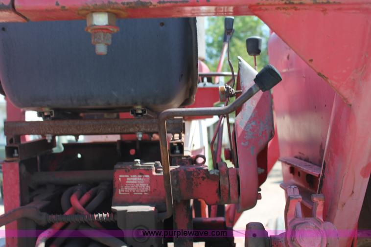 image for item E4292 1973 International 1466 tractor