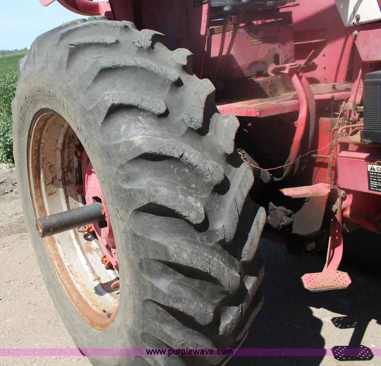 image for item E4292 1973 International 1466 tractor