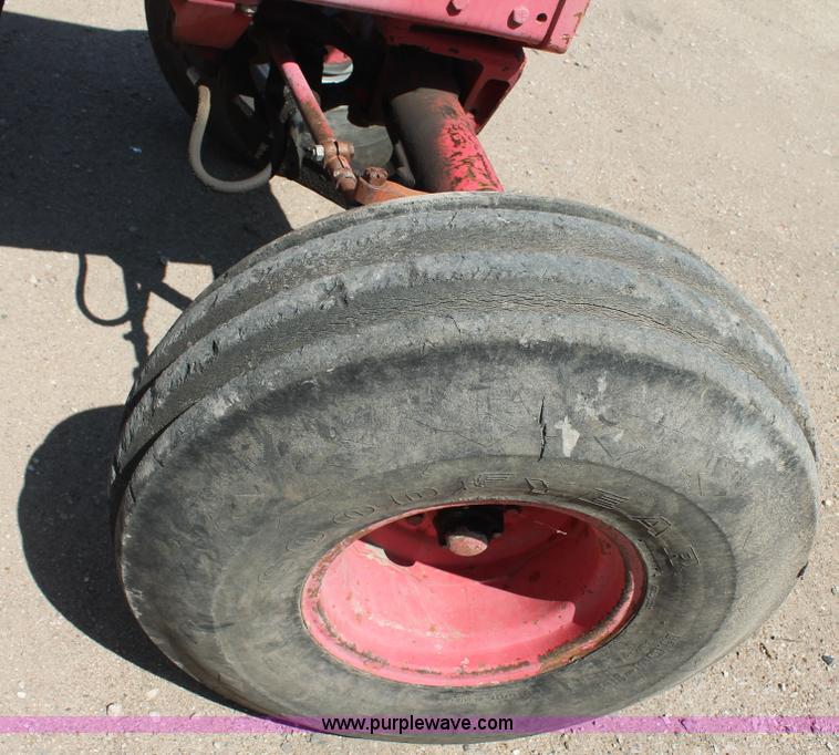 image for item E4292 1973 International 1466 tractor