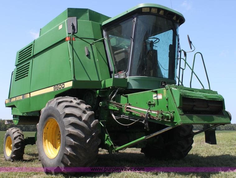 image for item F3326 1990 John Deere 9600 combine
