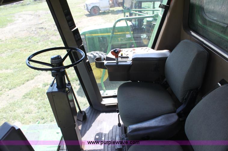image for item F3326 1990 John Deere 9600 combine