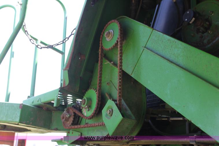 image for item F3326 1990 John Deere 9600 combine