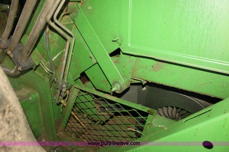 image for item F3326 1990 John Deere 9600 combine