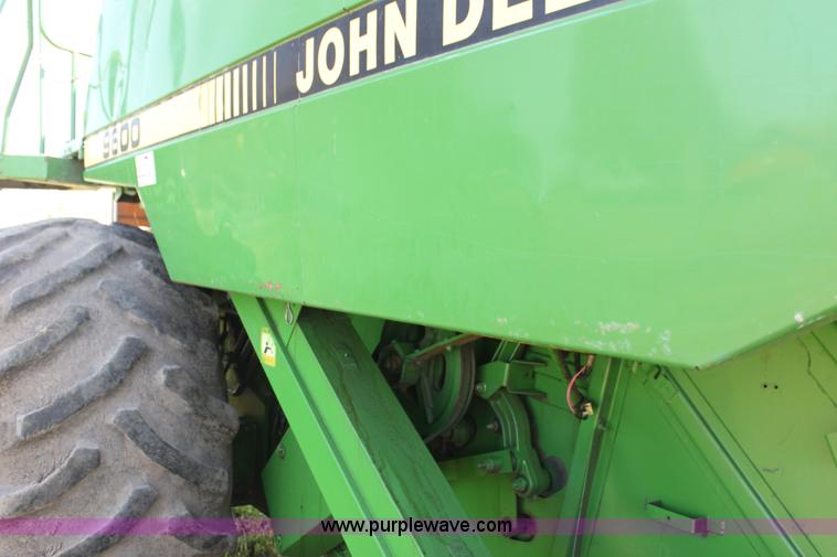 image for item F3326 1990 John Deere 9600 combine