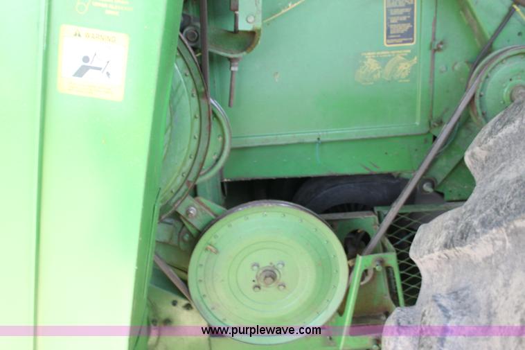 image for item F3326 1990 John Deere 9600 combine