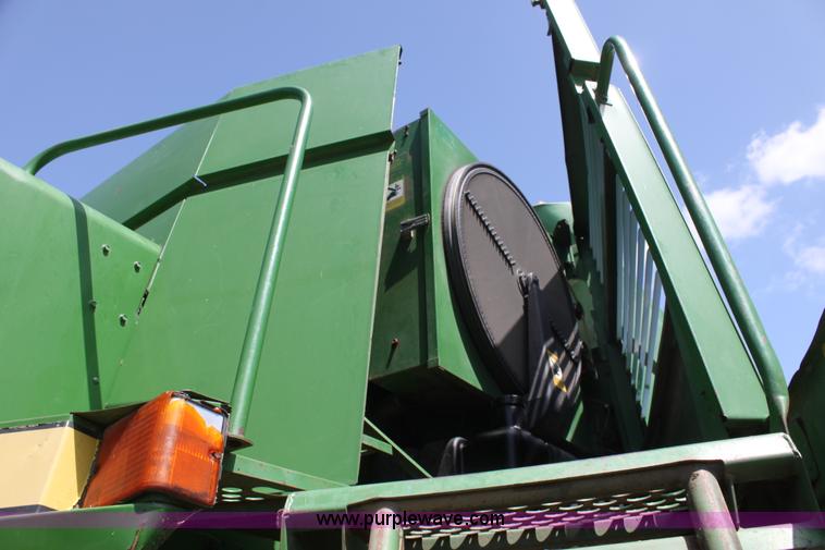 image for item F3326 1990 John Deere 9600 combine