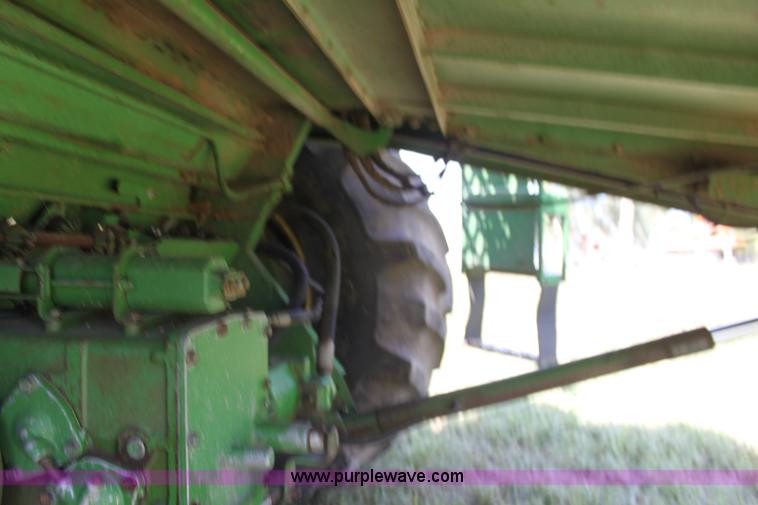 image for item F3326 1990 John Deere 9600 combine