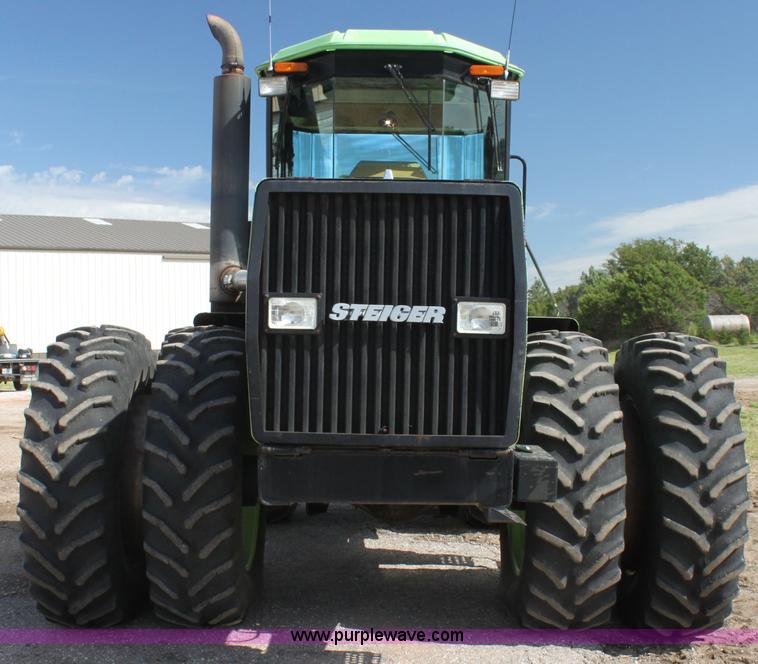 image for item F3338 1986 Steiger Bearcat 1000 4WD tractor