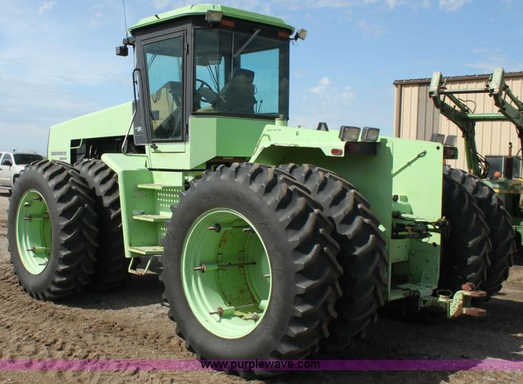 image for item F3338 1986 Steiger Bearcat 1000 4WD tractor
