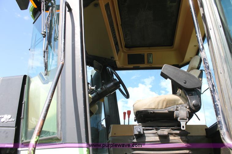 image for item F3338 1986 Steiger Bearcat 1000 4WD tractor