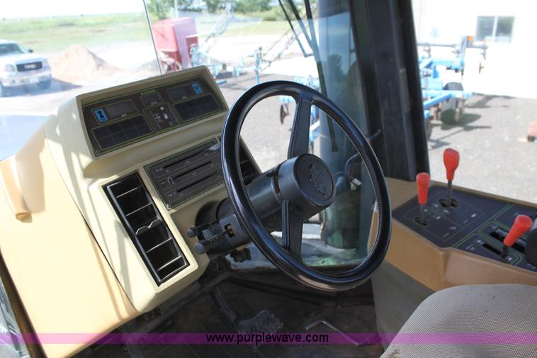 image for item F3338 1986 Steiger Bearcat 1000 4WD tractor