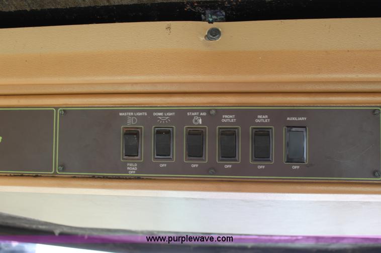 image for item F3338 1986 Steiger Bearcat 1000 4WD tractor