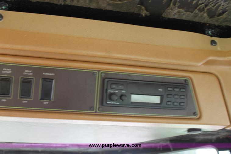 image for item F3338 1986 Steiger Bearcat 1000 4WD tractor