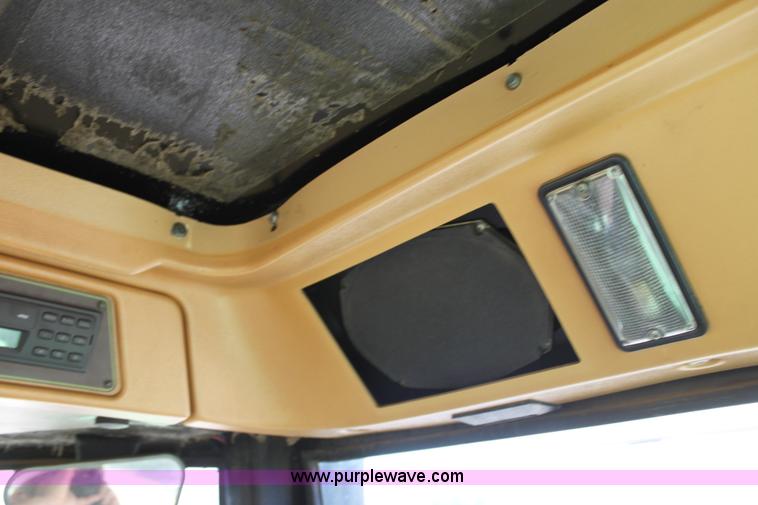 image for item F3338 1986 Steiger Bearcat 1000 4WD tractor