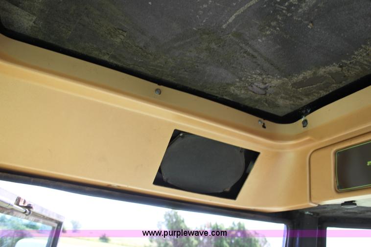 image for item F3338 1986 Steiger Bearcat 1000 4WD tractor