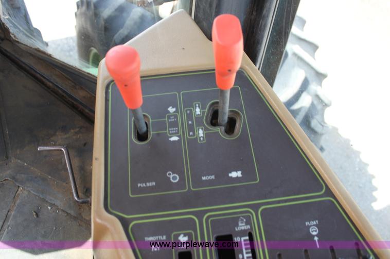 image for item F3338 1986 Steiger Bearcat 1000 4WD tractor