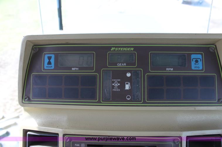 image for item F3338 1986 Steiger Bearcat 1000 4WD tractor