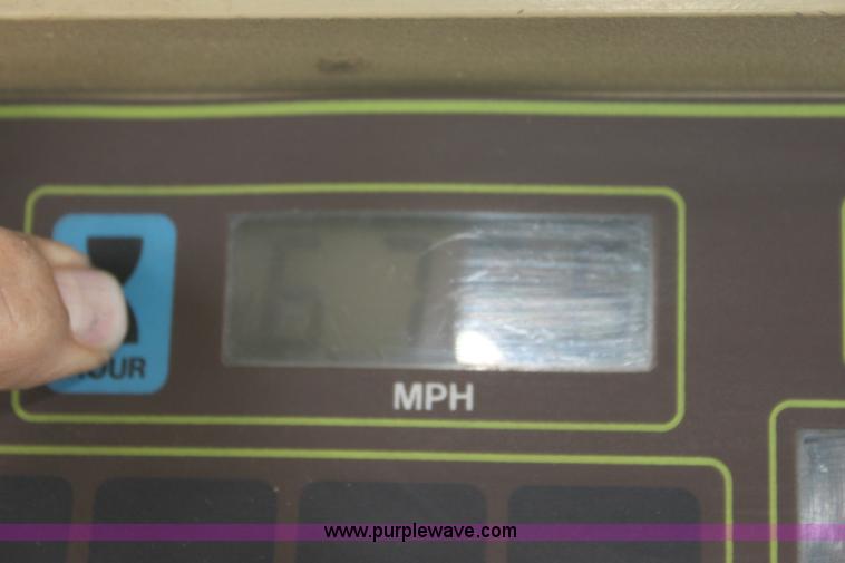 image for item F3338 1986 Steiger Bearcat 1000 4WD tractor