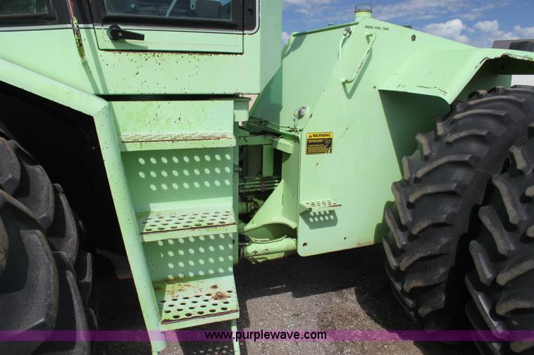 image for item F3338 1986 Steiger Bearcat 1000 4WD tractor