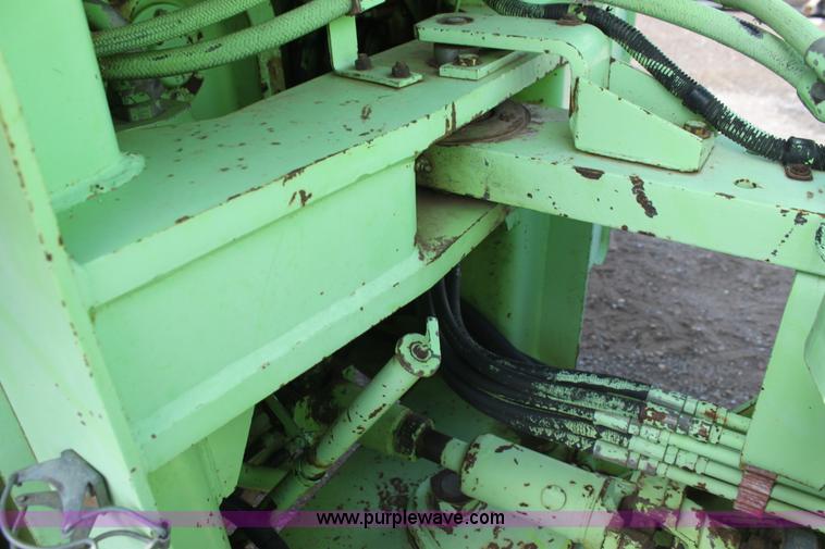 image for item F3338 1986 Steiger Bearcat 1000 4WD tractor