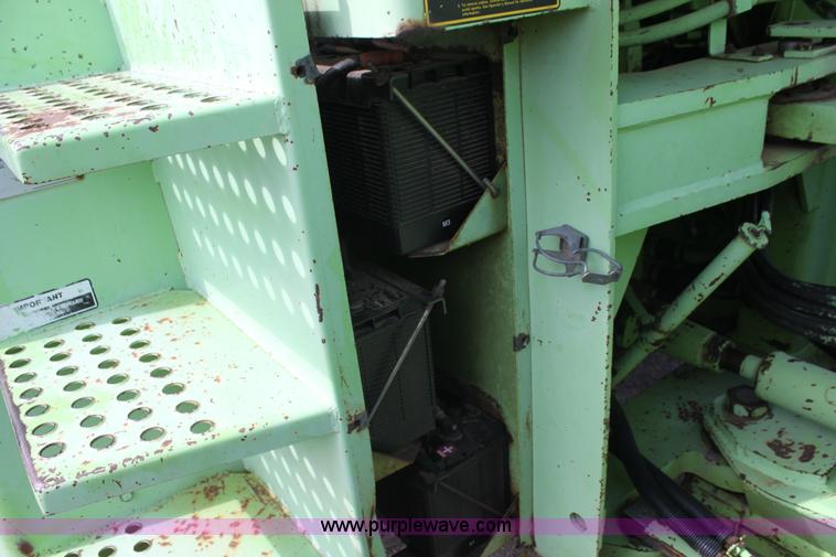 image for item F3338 1986 Steiger Bearcat 1000 4WD tractor