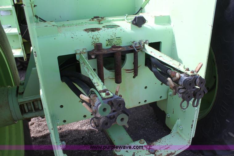 image for item F3338 1986 Steiger Bearcat 1000 4WD tractor