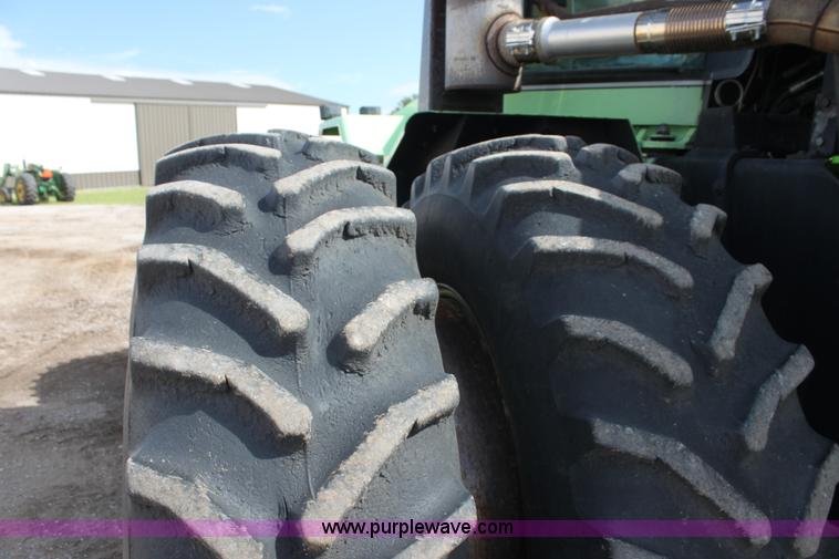 image for item F3338 1986 Steiger Bearcat 1000 4WD tractor