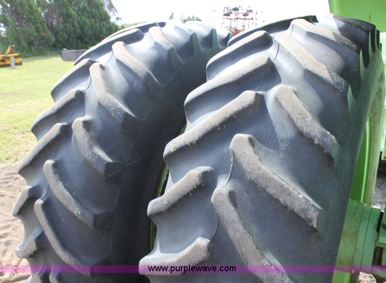 image for item F3338 1986 Steiger Bearcat 1000 4WD tractor