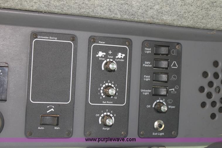 image for item F3342 2001 Gleaner R72 RWA combine