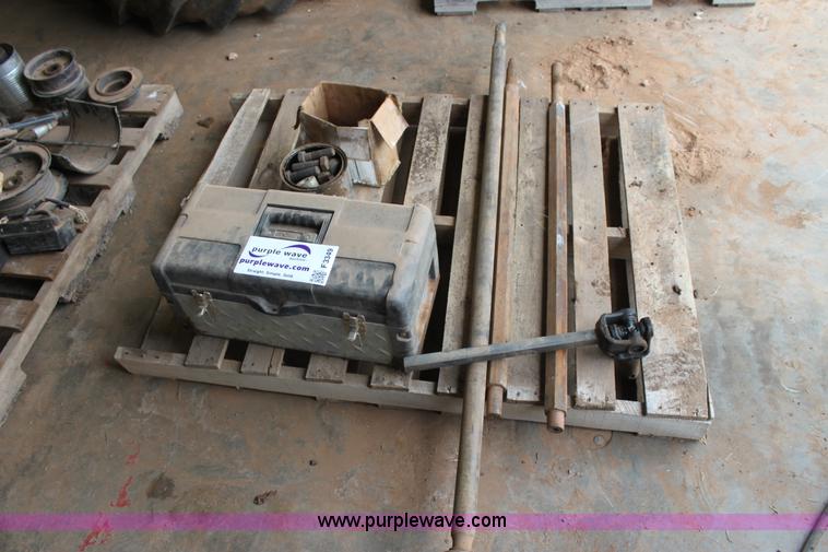 image for item F3349 Assorted Gleaner combine parts