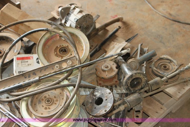 image for item F3349 Assorted Gleaner combine parts