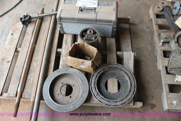 image for item F3349 Assorted Gleaner combine parts