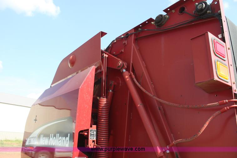 image for item F3356 New Holland BR780 round baler