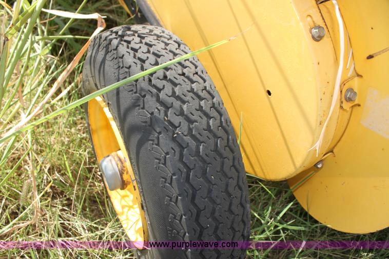 image for item F3356 New Holland BR780 round baler