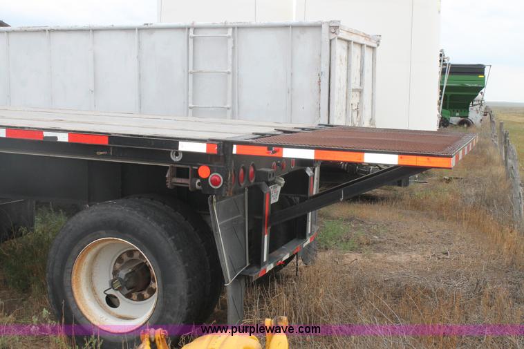 image for item H1736 2006 Fontaine EFTW-7-8048WSAWK flatbed trailer