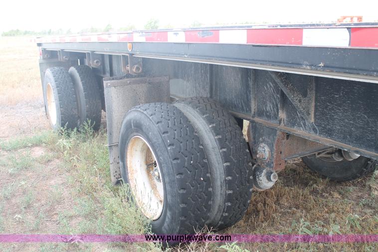 image for item H1736 2006 Fontaine EFTW-7-8048WSAWK flatbed trailer