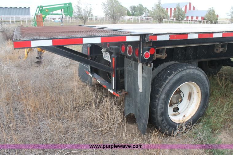 image for item H1736 2006 Fontaine EFTW-7-8048WSAWK flatbed trailer