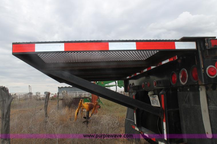 image for item H1736 2006 Fontaine EFTW-7-8048WSAWK flatbed trailer