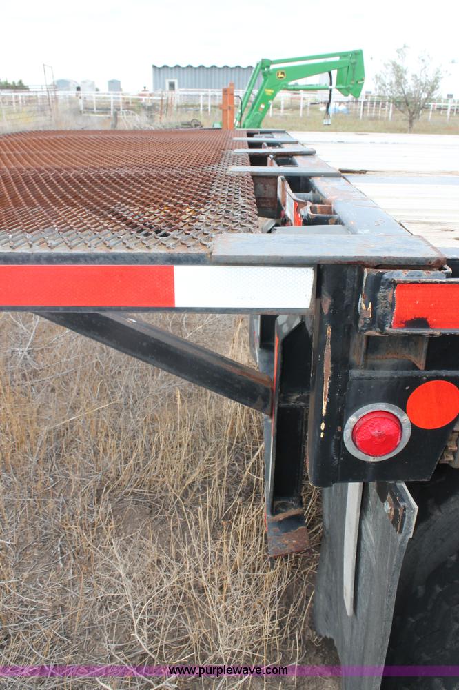 image for item H1736 2006 Fontaine EFTW-7-8048WSAWK flatbed trailer