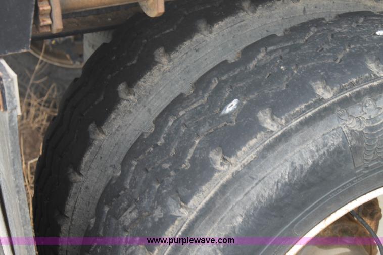 image for item H1736 2006 Fontaine EFTW-7-8048WSAWK flatbed trailer